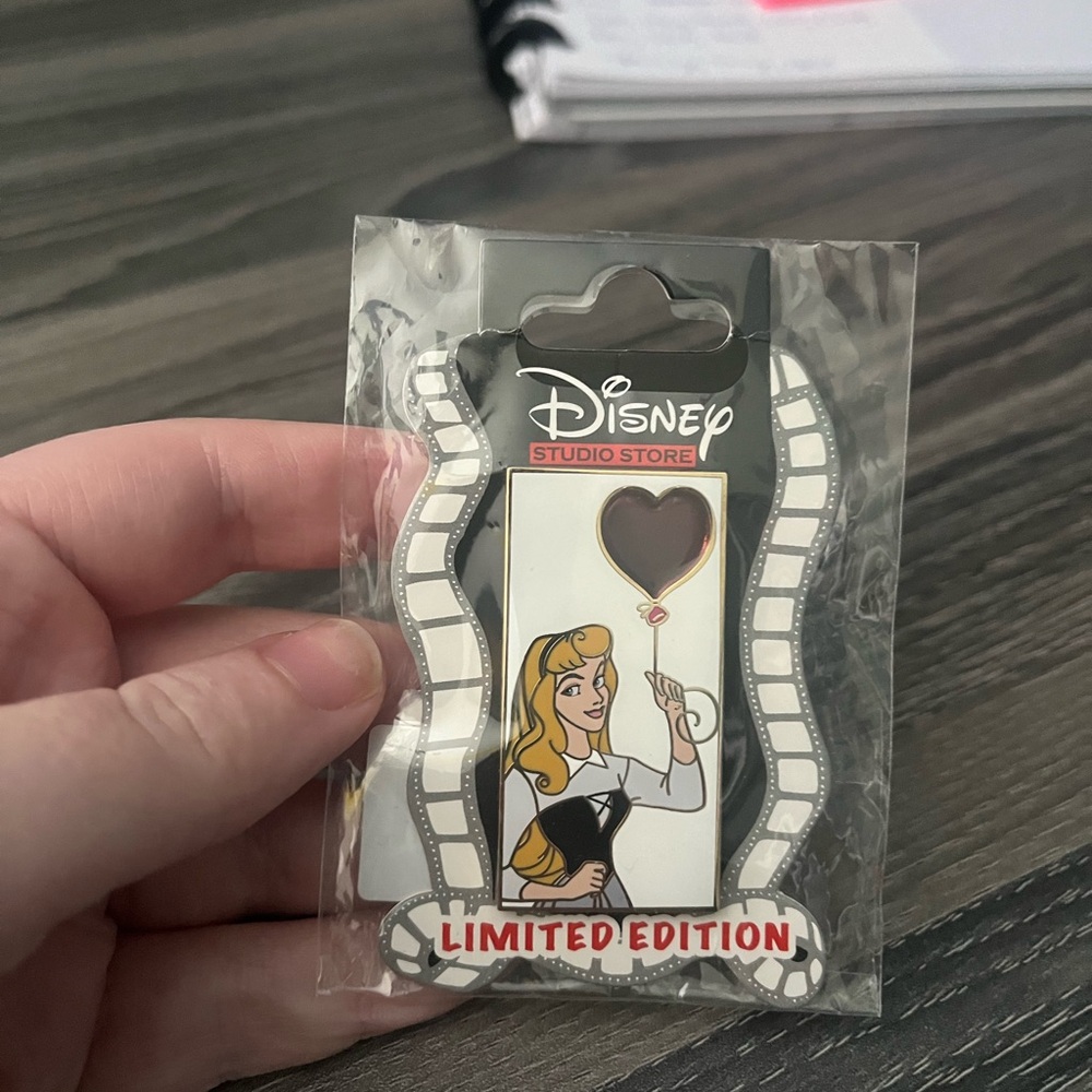 Disney DSF DSSH Sleeping Beauty Aurora Valentine's Day Glass Heart Balloon Pin
